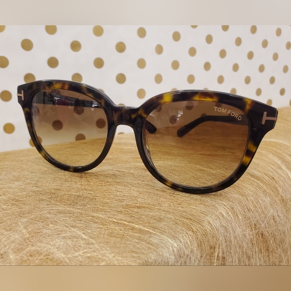 Tom Ford Accessories - 🆕️ TOM FORD Olivia-02 TF914 52F Dark Havana Sunglasses